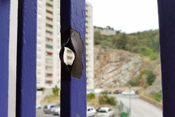 La barre de fer qui a visiblement dévié un projectile ce matin dans la cité Guynemer, cible de nouveaux tirs à Toulon.