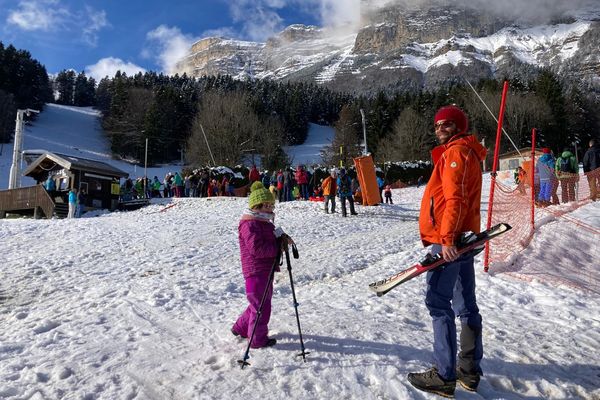 Plus de 150 forfaits ont été vendus, ce dimanche 15 décembre, pour une des premières journées d'ouverture de la station de Saint-Hilaire (Isère).