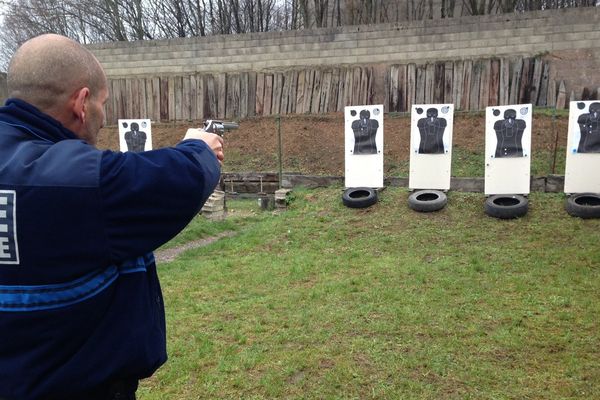 Encadrés par un formateur, les policiers municipaux bénéficient de séances de tir pour apprendre à maîtriser leur arme.