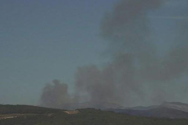 Un panache de fumée se dégage au dessus du plateau de Canjuers dans le département du Var