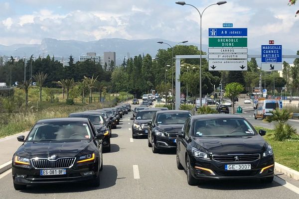 Les véhicules des chauffeurs de VTC en opération escargot.