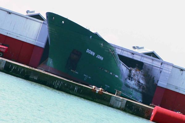 Un cargo surgit du terminal croisières au Havre, oeuvre de Pierre Delavie "Down John"