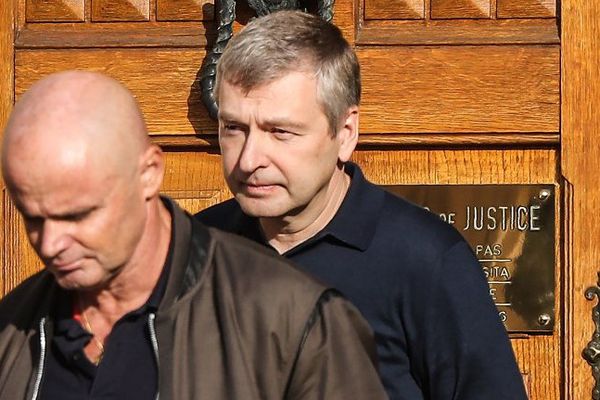 Dimitri Rybolovlev, à droite, à sa sorti du palais de Justice de Monaco le 19 octobre.