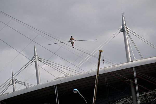 La funambule Tatiana-Mosio Bongonga a réalisé une traversée à 25m de hauteur entre le jardin de l’écluse et le Stade de France, à Saint-Denis.