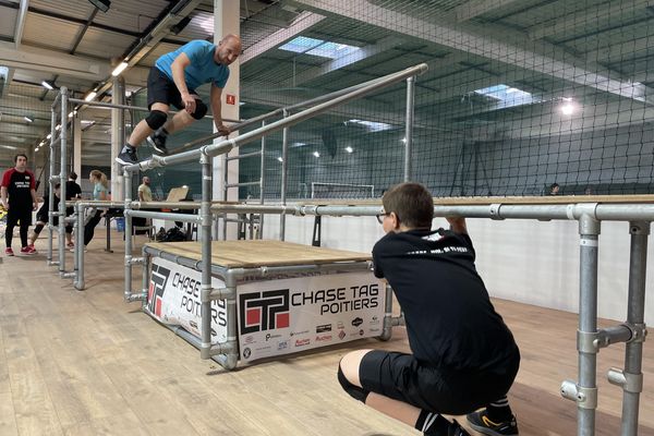 Au chase tag, le chat, appelé "chaser", doit toucher son adversaire, un "evader", en moins de 20 secondes pour éviter qu'il marque un point.