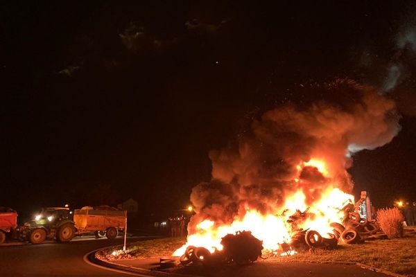 Les agriculteurs réunis pour manifester à Aurillac ont allumé des feux de détresse à chaque entrée de la ville, le 9 mars dans la soirée.