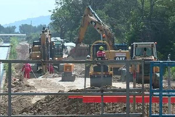 Construction de la centrale hydroélectrique sur le canal de Craponne