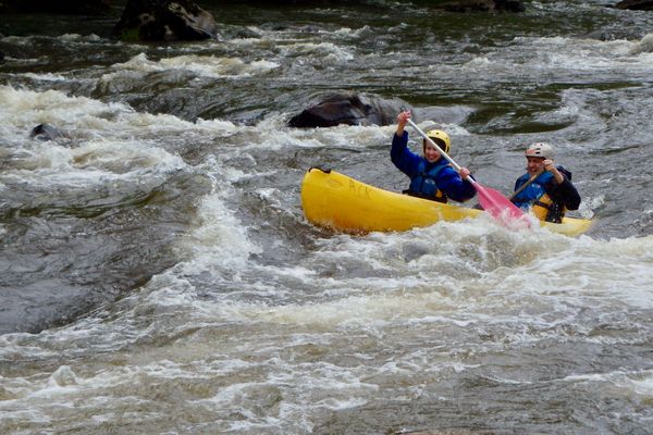 Le kayak peut tout à fait se pratiquer quand le débit de la rivière est important, à condition d'être accompagné par un moniteur diplômé.