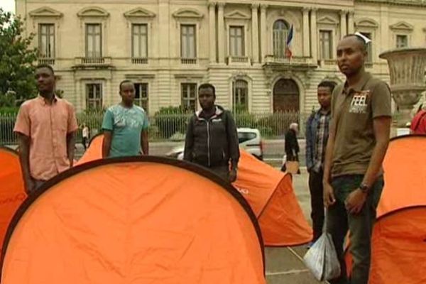 Les réfugiés soudanais devant la préfecture de l'Hérault