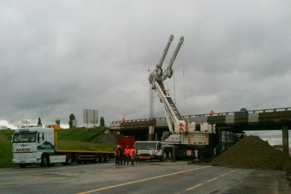 Pour permettre une mise en deux fois trois voies de l'autoroute A71 au nord de Clermont-Ferrand, le pont du Brézet doit être découpé et démonté, une opération compliqué car l'ouvrage d'art pèse 700 tonnes