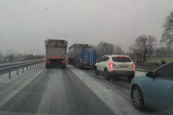 Embouteillage sur le barreau de Fougères à cause du verglas