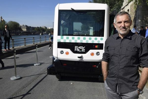 Gilbert Gagnaire, le DG d'Easymile, devant l'un de ses véhicules autonomes