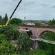 La pose des deux premiers tronçons de la passerelle entre la rive droite du Tarn et le centre historique s'est déroulée ce mercredi 29 mai.