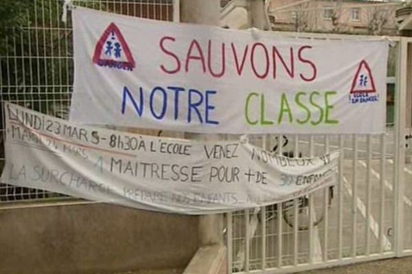 Les parents d'élèves occupent l'école élémentaire d'Aniane dans l'Hérault contre la fermeture d'une classe - 24 mars 2015