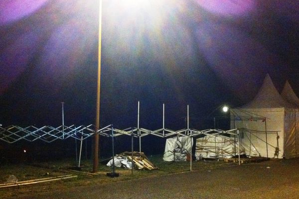 Sur la base aérienne de Chambley (54), une partie des infrastructures a du être démontée en urgence pour éviter tout accident en raison de la prise au vent