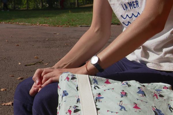 Marie, enseignante contractuelle, ne sait toujours pas quand elle aura son affectation.