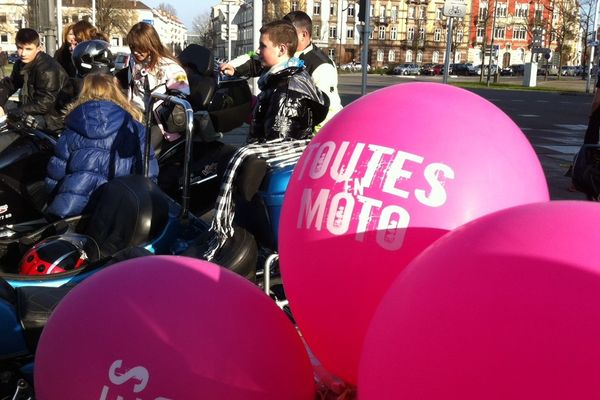 Les motardes, place de Bordeaux