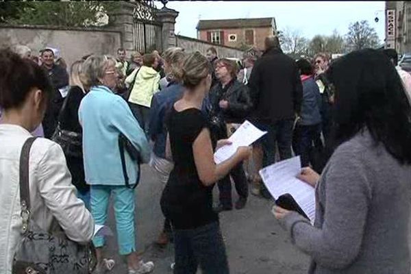 Les salariées de Bergère de France, le 16 avril 2015 devant le tribunal de commerce de Bar-le-Duc (Meuse) lors de l'audience d'étape sur l'avenir de la filature. 