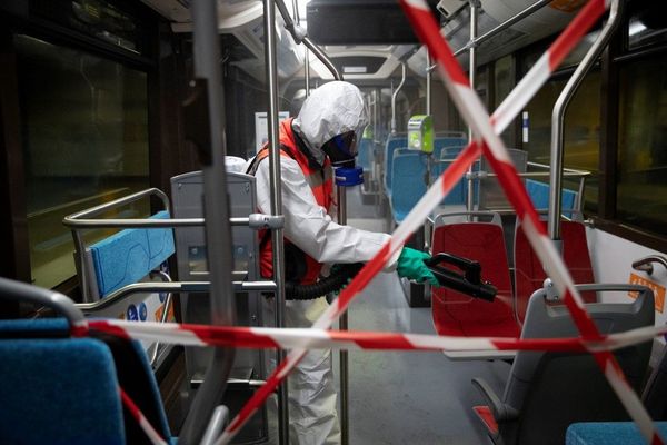 Un agent de la RATP désinfecte un métro à Ivry-sur-Seine (Val-de-Marne).