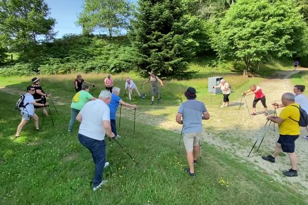 À La Souterraine (Creuse); un groupe de patients pratique la gymnastique et la marche nordique, sur prescription d'un médecin, et sous la coordination de l'association Parcours Territoire Autonomie.