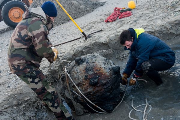 Déterrement d'un flotteur de mine à orin, ce mercredi matin sur la plage de Merlimont.