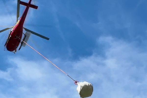 L'héliportage consiste à acheminer des lourds paquets dans les alpages.