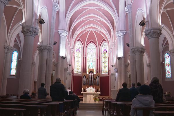 Ce mercredi 6 octobre au matin, à l'église de Caluire, dans la métropole de Lyon, c'est la consternation. La honte. L'écœurement. Les mots sont forts. 