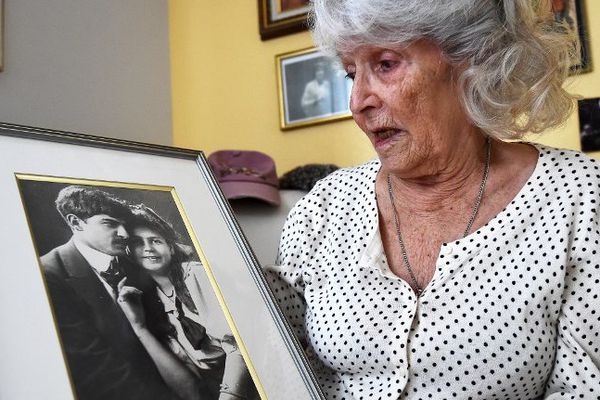 Shamiram Sevag et la photo de ses parents. Son père a été pendu en 1915. 