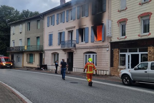 Le corps sans vie d'une personne a été retrouvé dans l'appartement en flammes.