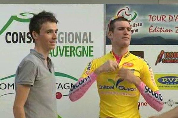 Premier leader du classement général du Tour d'Auvergne 2013 après sa victoire dans le prologue, Cédric Fayolle a reçu son maillot jaune des mains de Romain Bardet, premier Français du dernier Tour de France.