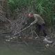 Tous les dimanches, Michel Thierry collecte les déchets autour du lac des Garrigues. Lundi 22 juillet 2024.