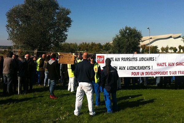 Les salariés d'Air France se sont rassemblés devant le site de Blagnac ce vendredi.