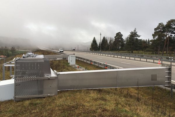 Le portique écotaxe sur la RN 88 à proximité d'Yssingeaux en Haute-Loire a été démonté, la Direction Interrégionale des Routes l'a fait évacuer le bas-côté