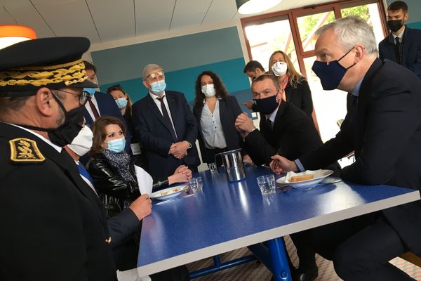 Bruno Lemaire à la cantine de Peyrilhac