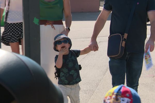 Dans la maternelle de Léandre, 10 enfants en situation de handicap se partagent quatre AESH. Insuffisant pour assurer toutes les heures d'accompagnement.