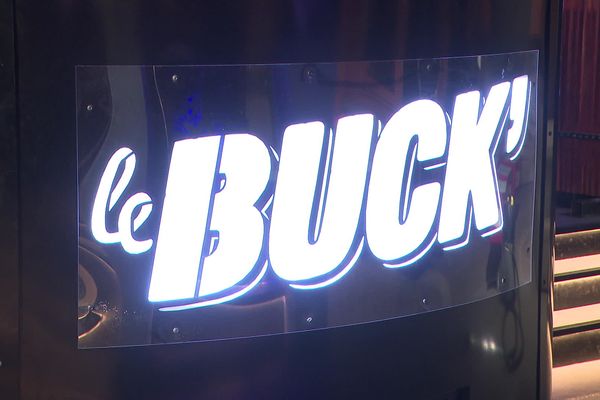 Le Buck' ou Buckingham est une boîte de nuit située boulevard Saint-Maurice ouvert de 23 heures à 7 heures du matin du jeudi au samedi.