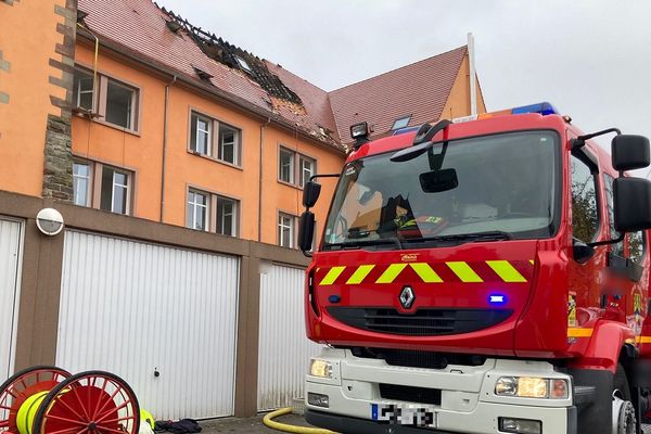 Un important incendie est en cours ce dimanche 4 décembre dans un immeuble d'habitation à Vogelsheim.