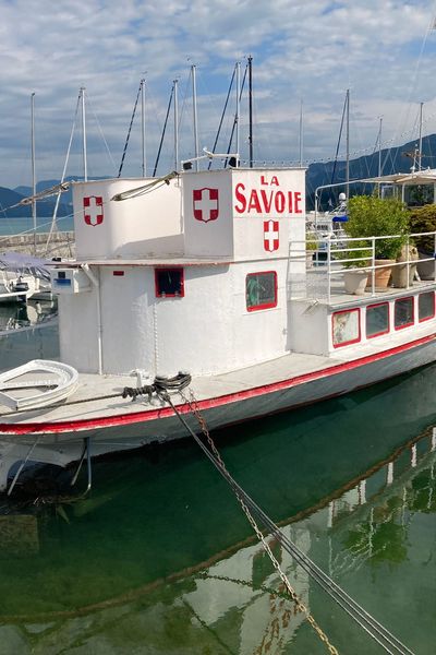 Le navire "La Savoie" a été construit en 1895 et a servi de bateau de croisière dans un premier temps.