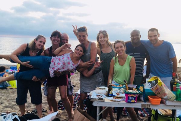 A l'heure de l'apéro sur la plage, on se fait de jolis souvenirs d'été à Marseille.