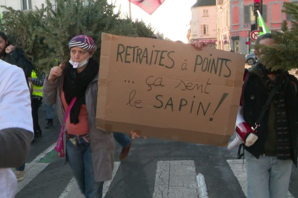 Un peu plus de 200 personnes se sont réunies à Sens (Yonne) pour la sixième journée nationale de mobilisation contre la réforme des retraites