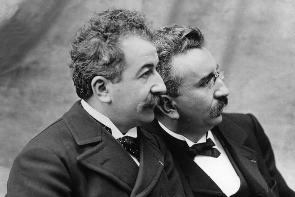 Photo datée de 1895 des frères Auguste et Louis Lumière, inventeurs du cinématographe.