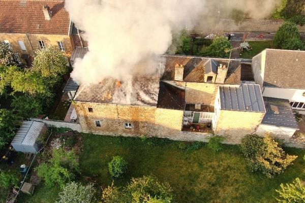 Un incendie s'est déclaré ce dimanche matin rue des Pépinières à Charleville-Mézières. Un habitant a été évacué puis pris en charge au service grands brûlés de l'hôpital de Charleroi en Belgique