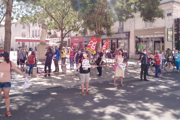 Des maillons de la chaîne humaine de solidarité à Orléans ce samedi 30 mai.