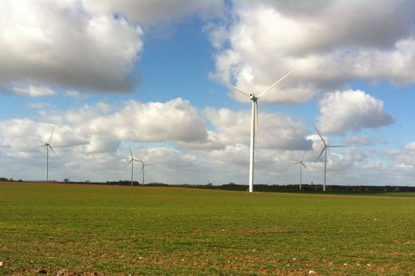 Un champ d'éoliennes à St Gaudent dans la Vienne