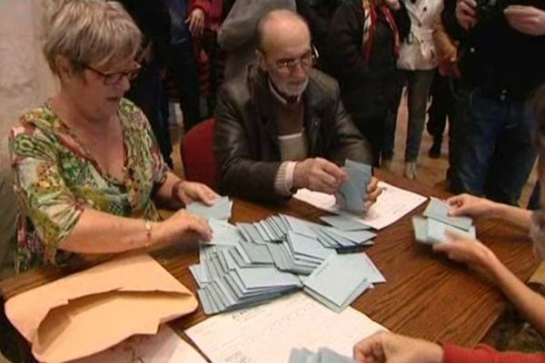 Le dépouillement, dimanche 23 mars 2014 à la mairie de Chinon