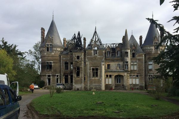 Le château de La Touche à Rocheservière en Vendée, après l'incendie, 3 novembre 2019