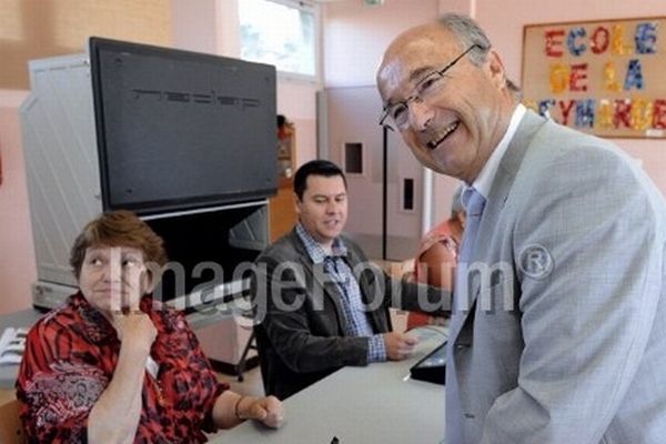 Jacques Bompard ne veut pas de mariages homosexuels à Orange.