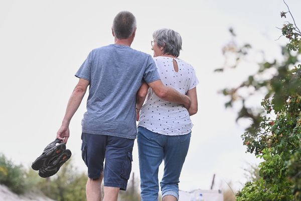 Un couple de retraités marche sur une plage en Allemagne, en 2022.