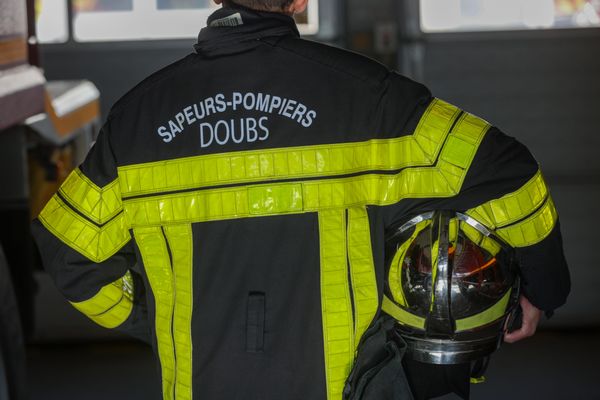 Quatre jeunes légèrement blessés après avoir été percutés par un véhicule près d'Étalans (Doubs)