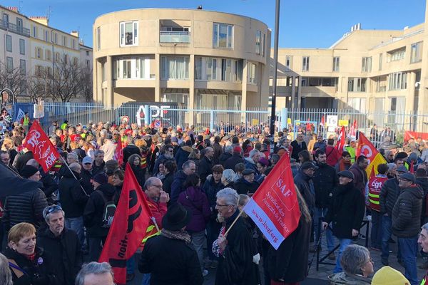 Jeudi 20 février, une manifestation a pris forme au palais de justice de Clermont-Ferrand contre la réforme des retraites.